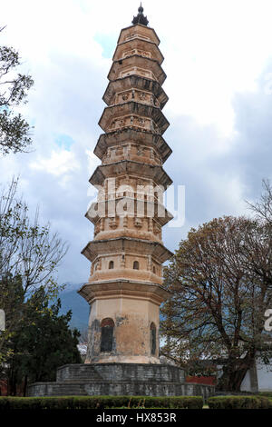 Uno dei Tre Pagode di Chongsheng tempio vicino alla Vecchia Citta' di Dali, nella provincia dello Yunnan in Cina. Foto Stock