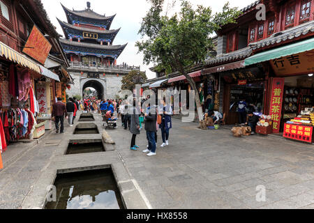 Dali, Cina - Marzo 18, 2017: i turisti a piedi nella città vecchia di Dali, l'antico regno di Nanzhao Foto Stock