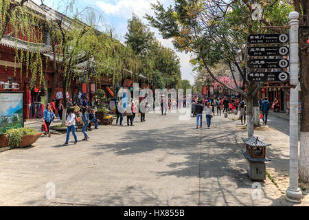 Dali, Cina - Marzo 18, 2017: i turisti a piedi nella città vecchia di Dali, l'antico regno di Nanzhao Foto Stock