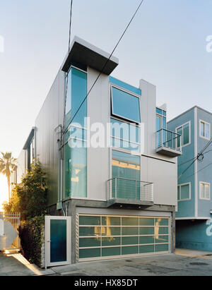 Vista generale dall'Oriente. Casa del pannello, Los Angeles, Stati Uniti. Architetto: David Hertz, 2006. Foto Stock