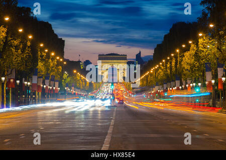 Vista notturna di Parigi il traffico nella strada ai Campi Elisi e dall' Arco di Trionfo a Parigi, Francia. Foto Stock