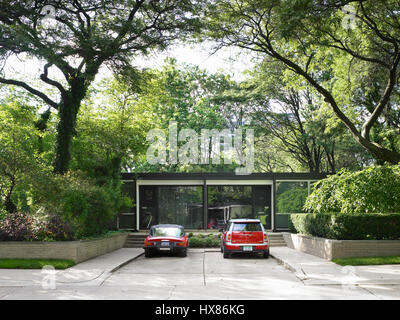 Esempio di un bungalow con spazi di parcheggio nella parte anteriore. Lafayette Park Townhouse, Detroit, Stati Uniti. Architetto: Ludwig Mies van der Rohe, 1959. Foto Stock