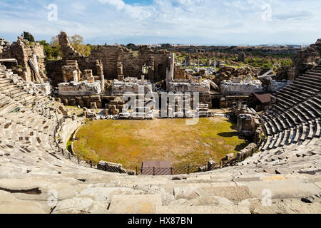 Il restauro del II secolo d.c. teatro romano a lato, Turchia. Foto Stock