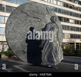 Mary Seacole statua che si trova nella parte anteriore del St Thomas Hospital di Londra Foto Stock