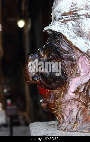 Una statua di Pulcinella testa, la famosa maschera napoletana, nel centro storico di Napoli Foto Stock