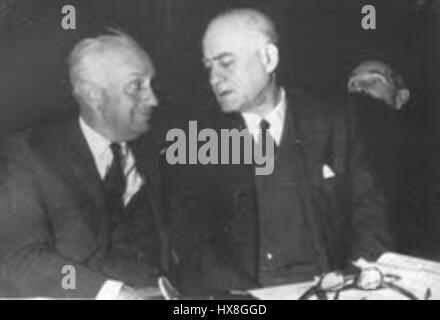 Il titolo "YDB & AA 1949" si riferisce probabilmente a un'opera collaborativa o a una pubblicazione del 1949, potenzialmente un'opera o un documento associato a queste iniziali. Foto Stock