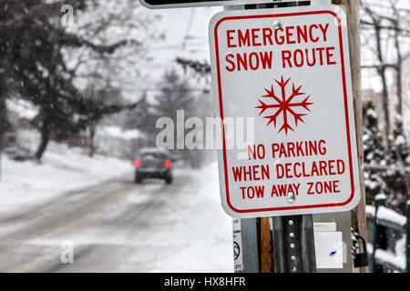 Norwalk, Connecticut, Stati Uniti d'America, 27 gennaio: Auto a nord di Taylor Ave con emergenza neve segno rotta dopo la tempesta di neve a Norwalk on gennaio 27, 2015 Foto Stock