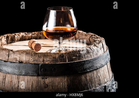 Bicchiere di cognac sul vecchio Barile di legno Foto Stock