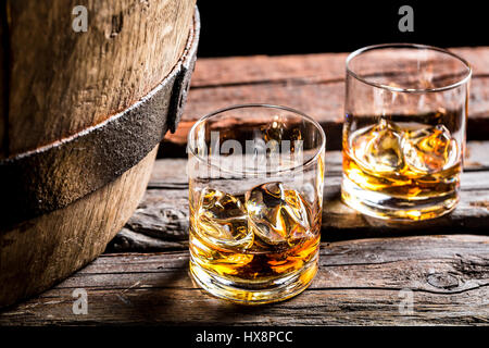 Bicchiere di whiskey nella vecchia cantina Foto Stock