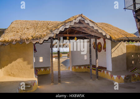 KUTCH, INDIA - dicembre. 27 2016: esterno di un ingresso di decorazione della casa costruita con paglia e fango e pietra a villaggio nel Kutch, Gujarat, India Foto Stock