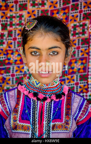 KUTCH, Gujarat, India - 27 dicembre 2016: primo piano di un misterioso giovane e bella ragazza con i tradizionali abiti ricamati Dhordo vicino villaggio. Foto Stock