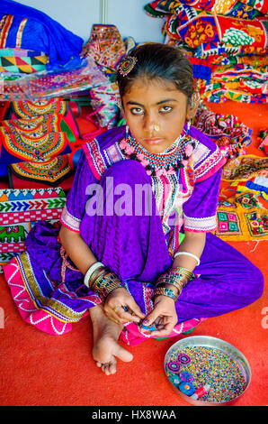 KUTCH, Gujarat, India - 27 dicembre 2016: primo piano di un misterioso giovane e bella ragazza con i tradizionali abiti ricamati vicino villaggio Dhordo.. Foto Stock