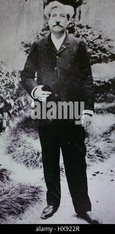 "Fotografia Petit Emile" si riferisce a una fotografia scattata da Emile, che probabilmente cattura un soggetto con un legame personale o intimo. L'immagine enfatizza lo stile fotografico iniziale e la presenza del soggetto, spesso evidenziando legami sociali o familiari. Foto Stock