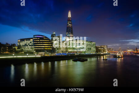 Shard e più luogo di Londra con il Municipio in blu ora Foto Stock
