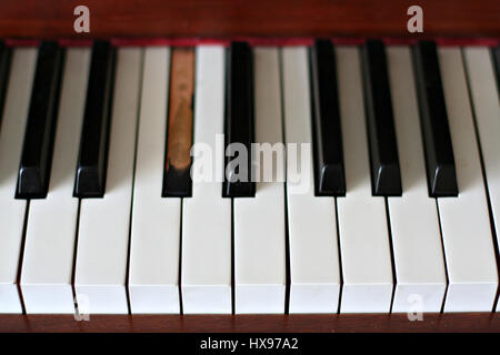 Primo piano dei tasti di un pianoforte, rotte chiave su una tastiera di pianoforte, concetto rotto. vecchio, logoro, avorio Foto Stock