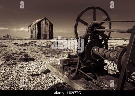 Capannone in disuso e puleggia, Dungeness,Kent,Inghilterra Foto Stock