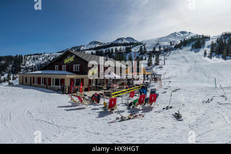 Ristorante Klingenstock in inverno, situato proprio accanto a sci alpino piste per sciatori che vogliono godere di una pausa e mangiare fuori. Stoos, Svizzera. Foto Stock