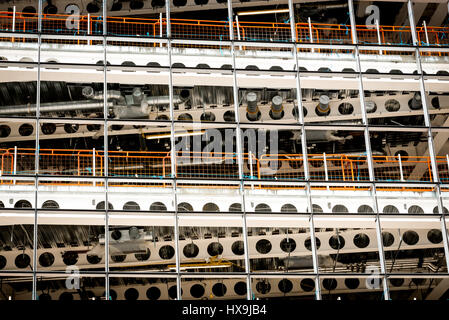 Travetti di metallo e di strutture di supporto di un edificio o di un blocco di ufficio su un sito di costruzione Foto Stock