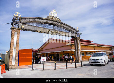 KOTA KINABALU, Malesia - 26 febbraio 2017: Jesselton Point Ingresso al terminal traghetti in Kota Kinabalu che servono gli itinerari turistici per le isole a Tun Foto Stock