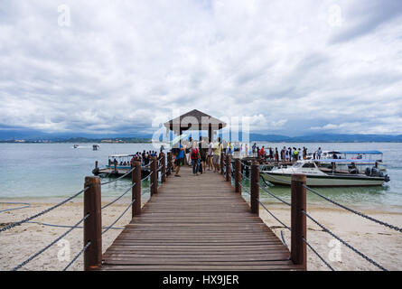 KOTA KINABALU, Malesia - 26 febbraio 2017: molo sull'Isola Mamutik in Kota Kinabalu, Sabah Borneo Malese. Mamutik Island è una delle cinque isole ho Foto Stock