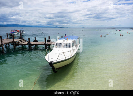 KOTA KINABALU, Malesia - 26 febbraio 2017: una barca all'Isola Mamutik in Kota Kinabalu, Sabah Borneo Malese. Mamutik Island è una delle cinque isole Foto Stock