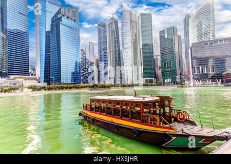 Un dock sulla bumboat a Marina Bay con lo sfondo di grattacieli in Singapore business district. Rendering HDR. Foto Stock