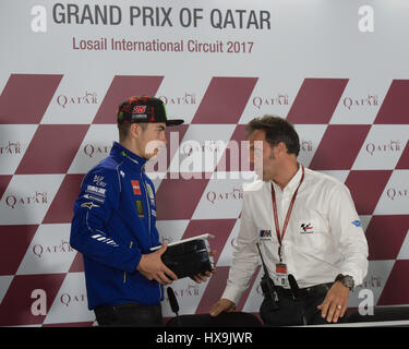 Sul Circuito Internazionale di Losail, in Qatar. 25 Mar, 2017. (L-r) MAVERICK VINALES e Loris Capirossix durante l'Tissot Pole Position presentazione Credito: Tom Morgan/Alamy Live News Foto Stock