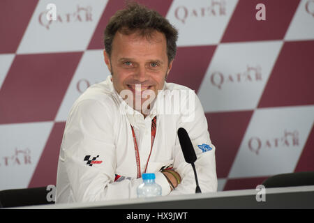 Sul Circuito Internazionale di Losail, in Qatar. 25 Mar, 2017. Loris Capirossi parla ai media dopo le sessioni di qualifica sono state cancelle a causa di condizioni di pista a Losail Cirrcuit. Credito: Tom Morgan/Alamy Live News Credito: Tom Morgan/Alamy Live News Foto Stock