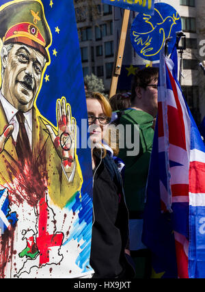 Westminster, Londra, Regno Unito. 25 Mar, 2017. Una manifestante porta un vessillo raffigurante l ex leader dell'UKIP Nigel Farage in un uniforme nazista come migliaia di Unite per l'Europa sostenitori marzo il Parlamento a protestare presso il governo britannico la decisione di attivare l'articolo 50, a partire Regni Uniti processo per lasciare l'Unione europea. Dopo un minuto di silenzio per le vittime mercoledì l'attacco terroristico ha affrontato i manifestanti radunati in Piazza del Parlamento. Credito: Alan Fraser/Alamy Live News Foto Stock