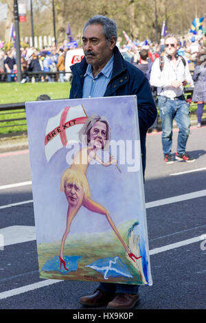 Westminster, Londra, Regno Unito. 25 Mar, 2017. Protester portando poster raffigurante il Primo Ministro Theresa Maggio e il Segretario di Stato per gli affari esteri Boris Johnson, unisce migliaia di Unite per l'Europa i sostenitori a marzo il Parlamento a protestare presso il governo britannico la decisione di attivare l'articolo 50, a partire Regni Uniti processo per lasciare l'Unione europea. Dopo un minuto di silenzio per le vittime mercoledì l'attacco terroristico ha affrontato i manifestanti radunati in Piazza del Parlamento. Credito: Alan Fraser/Alamy Live News Foto Stock