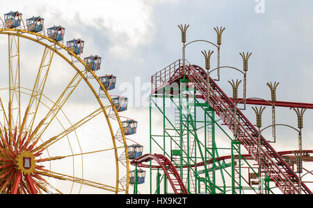 Amburgo, Germania. Xxi Mar, 2017. Un roller coaster e una ruota panoramica Ferris visto ad Amburgo, Germania, 21 marzo 2017. Il Fruehlingsdom (lit. Cattedrale di molla) in fiera saranno eseguiti dal 24 marzo al 23 aprile 2017. Foto: Sina Schuldt/dpa/Alamy Live News Foto Stock