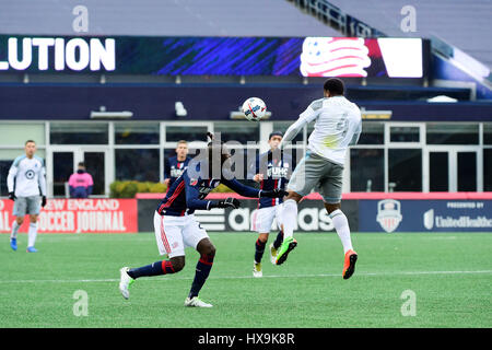 Foxborough Massachusetts, STATI UNITI D'AMERICA. 25 Mar, 2017. Sabato, 25 marzo 2017: Minnesota Regno defender Jermaine Taylor (4) capi la palla su New England Revolution in avanti Kei Kamara (23) durante il gioco di MLS tra Minnesota regno e il New England Revolution tenutasi a Gillette Stadium di Foxborough Massachusetts. La rivoluzione sconfitta Regno 5-2. Eric Canha/CSM Credito: Cal Sport Media/Alamy Live News Foto Stock