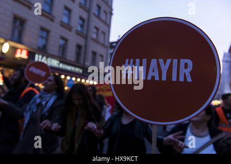 Berlino, Germania. 25 Mar, 2017. Gli avversari di Recep Tayyip Erdogan, Presidente della Turchia, tenendo cartelli con la scritta '#Hayir'. Diverse centinaia di persone nel rally Berlin Neukoelln e Kreuzberg, i manifestanti damand un no nel referendum costituzionale in Turchia, dove i turchi che vivono in Germania sono ammessi alla votazione. Credito: Jan Scheunert/ZUMA filo/Alamy Live News Foto Stock