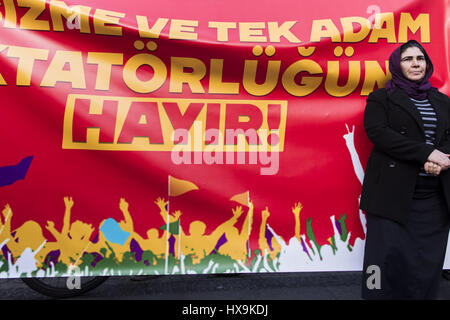 Berlino, Germania. 25 Mar, 2017. Gli avversari di Recep Tayyip Erdogan, Presidente della Turchia, tenendo cartelli con la scritta '#Hayir'. Diverse centinaia di persone nel rally Berlin Neukoelln e Kreuzberg, i manifestanti damand un no nel referendum costituzionale in Turchia, dove i turchi che vivono in Germania sono ammessi alla votazione. Credito: Jan Scheunert/ZUMA filo/Alamy Live News Foto Stock