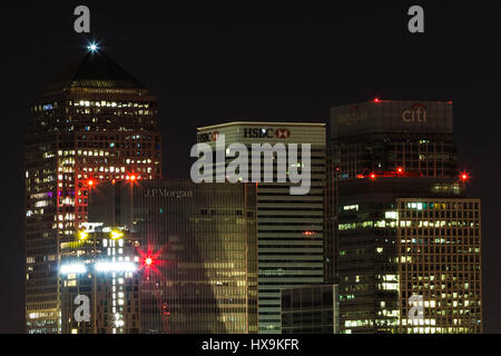 Londra, Regno Unito. 25 marzo, 2017. "Earth Hour' lights out su Canary Wharf business park edifici © Guy Corbishley/Alamy Live News Foto Stock