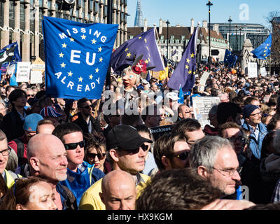 Londra, Regno Unito. 25 Mar, 2017. Decine di migliaia di cittadini europei marzo da Park Lane a Piazza del Parlamento . Manca l'Unione europea già banner e cartapesta testa del PM Theresa Maggio Credito: Ghene Snowdon/Alamy Live News Foto Stock