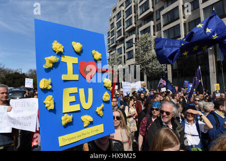 Londra, Regno Unito. 25 mar 2017. I manifestanti portano targhetta blu lettura: "Io amo UE" durante la Unite per l'Europa marzo a Londra. Migliaia di manifestanti hanno marciato attraverso il centro di Londra per protestare contro Brexit durante il sessantesimo anniversario dell'UE, appena prima del Theresa Maggio scatterà l'articolo 50. Credito: ZEN - Zaneta Razaite/Alamy Live News Foto Stock
