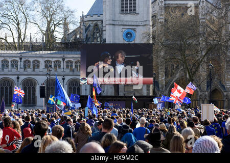 Londra, Regno Unito. Xxv Marzo 2017. Migliaia di manifestanti frequentare Unite per l'Europa marzo a Londra. Le masse si radunano in piazza del Parlamento per protestare contro Brexit durante il sessantesimo anniversario dell'UE, appena prima del Theresa Maggio innesca l'articolo 50. Credito: ZEN - Zaneta Razaite/Alamy Live News Foto Stock