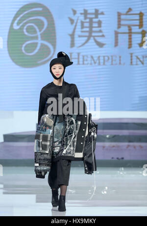 Pechino, Cina. 25 Mar, 2017. Un modello presenta una creazione della 'Hempel Award' il venticinquesimo Cina internazionale di giovani designer di moda concorso durante la Cina della settimana della moda Autunno/Inverno 2017/2018 a Pechino Capitale della Cina, 25 marzo 2017. Credito: Chen Jianli/Xinhua/Alamy Live News Foto Stock