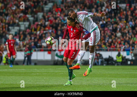 Marzo 25, 2017. Lisbona, Portogallo. Cristiano Ronaldo (7) in Portogallo vibra con il difensore ungherese Paulo Vinicius (18) durante la Coppa del mondo FIFA 2018 Qualifier tra Portogallo e Ungheria Credit: Alexandre de Sousa/Alamy Live News Foto Stock