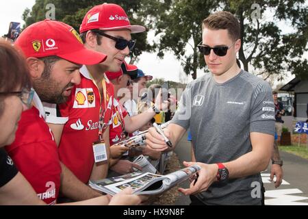 Melbourne, Australia. 26 Mar, 2017. McLaren-Honda driver di Formula Uno Stoffel Vandoorne segni autografi come egli arriva presso l'Australian Formula One Grand Prix all'Albert Park, il circuito di Melbourne, in Australia il 26 marzo 2017. Credito: Bai Xue/Xinhua/Alamy Live News Foto Stock