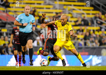 Columbus, Stati Uniti d'America. Xxv Marzo 2017. Columbus Crew SC avanti Federico Higuain (10) portando la palla nella seconda metà della partita tra Portland legni e Columbus Crew SC a MAPFRE Stadium, in Columbus OH. Sabato, 25 marzo 2017. Punteggio finale - Columbus Crew SC 3 - Portland legnami 2 .Photo credit: Dorn Byg/CSM/Alamy Live News Foto Stock