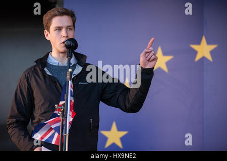 Londra, Regno Unito. 25 marzo, 2017. Felix Milbank, presidente di studenti per l'UE, gli indirizzi di decine di migliaia di pro-UE gli attivisti a marzo per l'Europa. Foto Stock