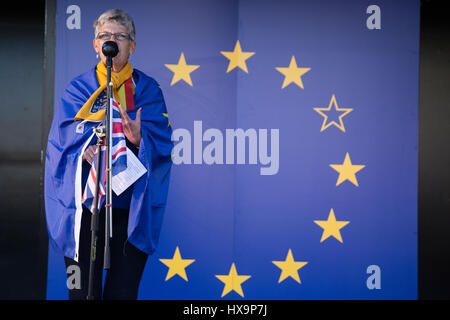 Londra, Regno Unito. 25 Mar, 2017. Sue Wilson di rimanere in Spagna gli indirizzi di decine di migliaia di pro-UE gli attivisti a marzo per l'Europa. Credito: Mark Kerrison/Alamy Live News Foto Stock