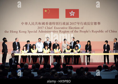 Hong Kong, Cina. 26 Mar, 2017. Funzionari contare voti a Hong Kong Convention and Exhibition Centre di Hong Kong, Cina del sud, Marzo 26, 2017. Lam Cheng Yuet-ngor domenica ha vinto le elezioni della quinta-termine chief executive di Cinese della Regione amministrativa speciale di Hong Kong (SAR). Credito: Qin Qing/Xinhua/Alamy Live News Foto Stock