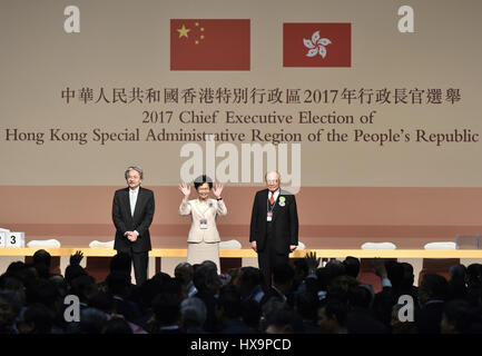 Hong Kong, Cina. 26 Mar, 2017. Lam Cheng Yuet-ngor (C) onde alle persone dopo aver vinto le elezioni a Hong Kong Convention and Exhibition Centre di Hong Kong, Cina del sud, Marzo 26, 2017. Lam Cheng Yuet-ngor domenica ha vinto le elezioni della quinta-termine chief executive di Cinese della Regione amministrativa speciale di Hong Kong (SAR). Credito: Wang Shen/Xinhua/Alamy Live News Foto Stock