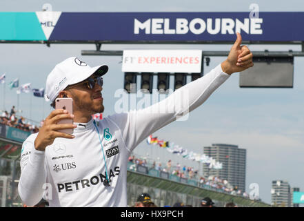 Melbourne, Australia. 26 Mar, 2017. Driver Mercedes Lewis Hamilton di Bretagna assiste il conducente sfilano davanti alla Australian Formula One Grand Prix all'Albert Park, il circuito di Melbourne, in Australia il 26 marzo 2017. Credito: Bai Xue/Xinhua/Alamy Live News Foto Stock