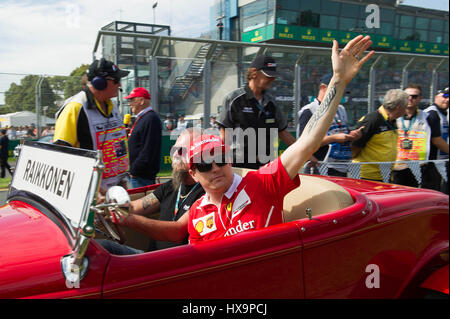 Melbourne, Australia. 26 Mar, 2017. Ferrarista Kimi Raikkonen di Finlandia assiste il conducente sfilano davanti alla Australian Formula One Grand Prix all'Albert Park, il circuito di Melbourne, in Australia il 26 marzo 2017. Credito: Bai Xue/Xinhua/Alamy Live News Foto Stock