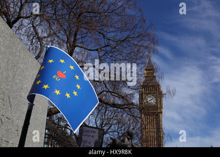 Londra, Regno Unito. 25 Mar, 2017. Migliaia si sono riuniti per protestare contro brexit nelle unite per l'Europa demo nel central London Credit: Emin Ozkan/Alamy Live News Foto Stock