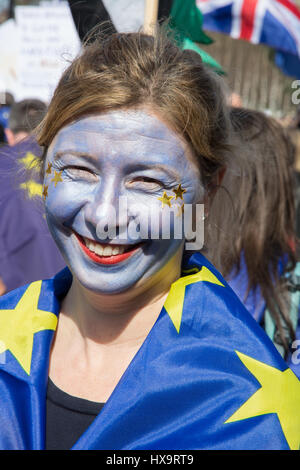 Londra, Regno Unito. Xxv Marzo 2017. Unite per l'Europa Marzo Nazionale al Parlamento europeo. Dimostranti si sono stretti a Park Lane a marzo per le strade di Londra al Parlamento. Dimostranti contrari Brexit, chiamando per Brexit per essere arrestato e la loro opposizione voce per essere ascoltato. Il mese di marzo è stata organizzata da Unite per l'Europa, un ombrello nazionale gruppo di rimanere gli attivisti. Credito: Steve Bell/Alamy Live News. Foto Stock